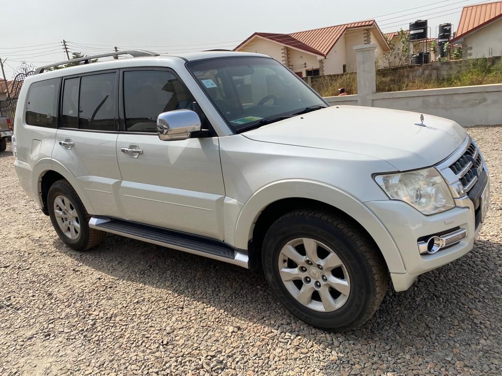 Mitsubishi Pajero 7-Seater SUV view 2