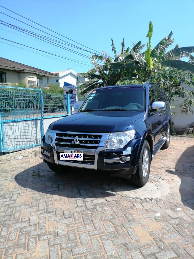 Mitsubishi Pajero 7-Seater SUV view 3