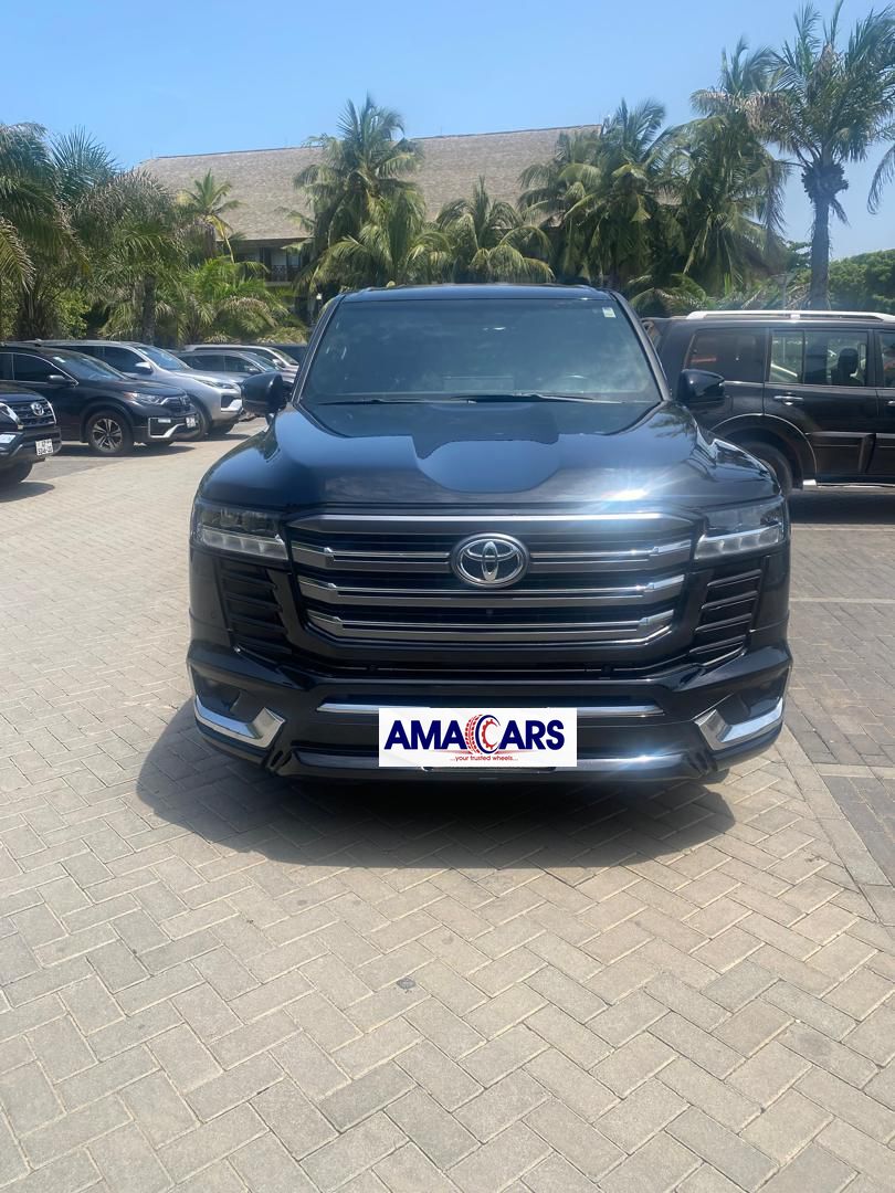 Toyota Land Cruiser V8 7-seater SUV with all-wheel drive